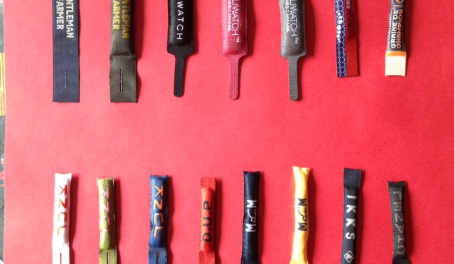 Zipper pulls woven labels